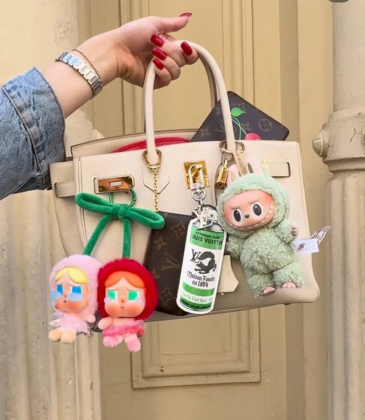 Detalle de Crybaby Pop Mart edición Love You Cherry Much – cereza kawaii colgante