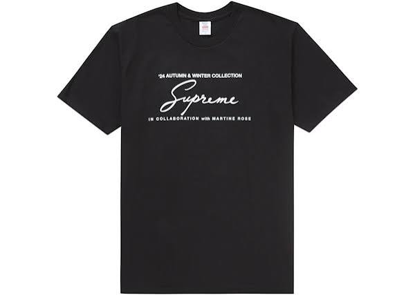 Camiseta Supreme x Martine Rose negra FW24, vista frontal con estampado blanco, manga corta y cuello redondo
